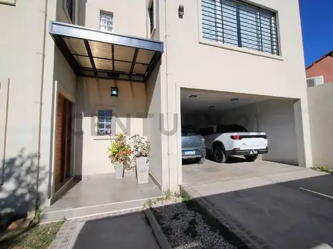Casa en Alquiler con 4 cocheras