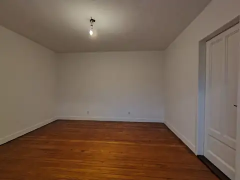 CASA EN HORIZONTAL AL FRENTE CON ENTRADA EXCLUSIVA -RECICLADA A NUEVO EN OPTIMO ESTADO– JARDIN – PATIO y AMPLIA TERRAZA -PROXIMA CENTRO COMERCIAL, PLAZA, MEDIOS COMUNICACION ETC.