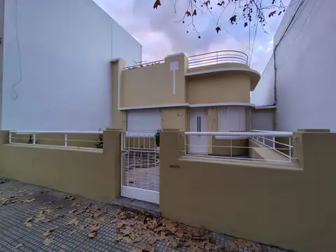 CASA EN HORIZONTAL AL FRENTE CON ENTRADA EXCLUSIVA -RECICLADA A NUEVO EN OPTIMO ESTADO– JARDIN – PATIO y AMPLIA TERRAZA -PROXIMA CENTRO COMERCIAL, PLAZA, MEDIOS COMUNICACION ETC.