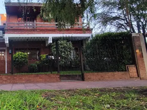 RETASADO  Excelente chalet 4 ambientes, quincho y parque.