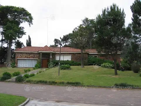 Casa de 4 dormitorios con agradable entorno.