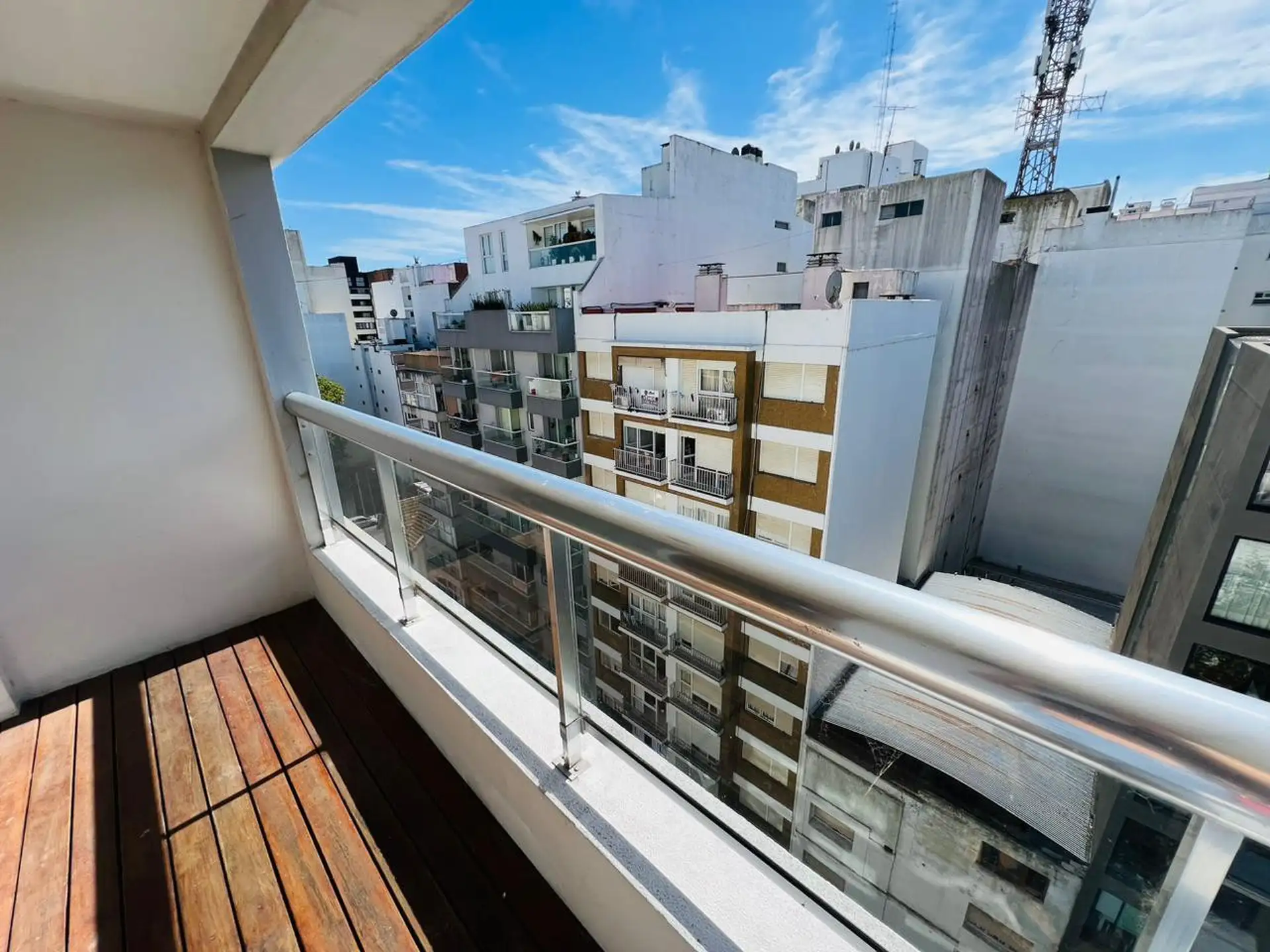 Departamento en Brown 2500 de tres ambientes con cochera