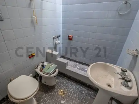 Se Vende casa con Jardín y cochera a refaccionar