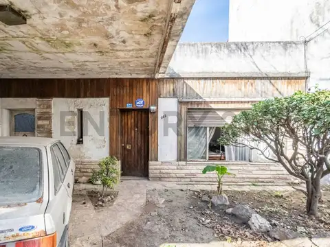 Se Vende casa con Jardín y cochera a refaccionar
