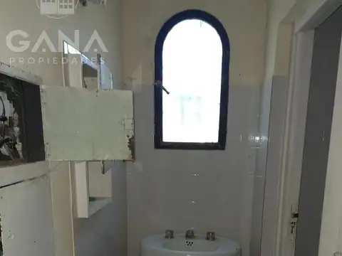 Casa 8 ambientes con 2 baños