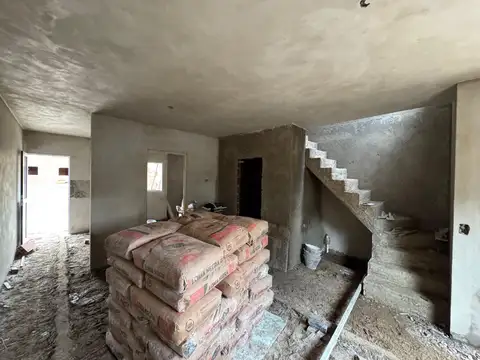 Casa 4 ambientes con 2 baños