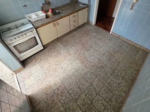 AMPLIO DEPARTAMENTO 3 AMB. - 2DO PISO POR ESCALERA - AL FRENTE - MUY LUMINOSO - LAVADERO INDEPENDIENTE