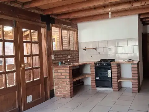 Casa en Esquel con Patio y Quincho.