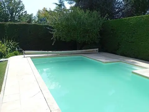 CASA CON PILETA EN ALQUILER- CHACRAS DE CORIA