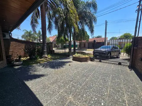 Casa 8 ambientes con 5 baños