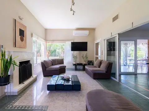 Casa en Venta con 2 cocheras