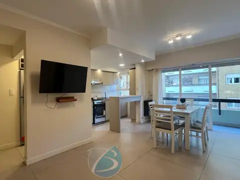 3 ambientes con balcón a la  calle Plaza Mitre!