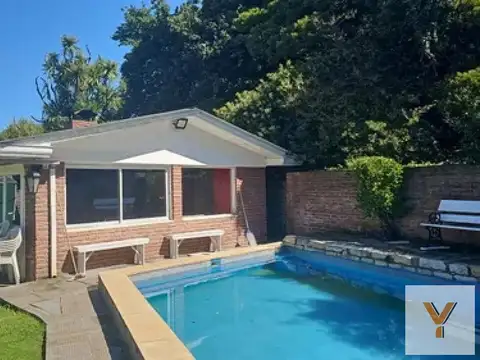 Casa en venta - 4 Dormitorios 3 Baños - Cochera - 1.230mts2 - Chauvin