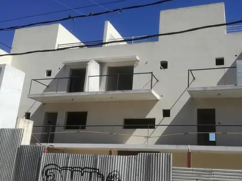 ATENCION CONSTRUCTOR -Ramos MEJIA -VENTA en BLOCK -3 Deptos 2, 3 y 4 Amb  a Terminar  Total 450m2.
