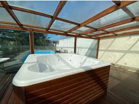 Casa 8 ambientes con 3 baños