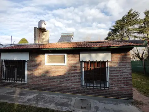 CASA EN VENTA DE 2 DORMITORIOS EN PUEBLO ESTHER A UNA CUADRA DEL RIO