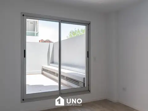 Italia y 3 de Febrero - Amplio Dpto Monoambiente. Posibilidad cochera.