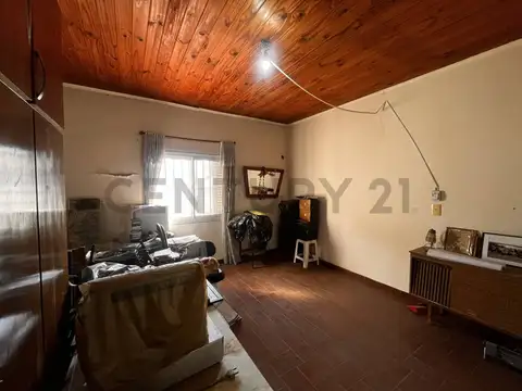 VENTA CASA MULTIFAMILIAR EN LOTE PROPIO CON GALPÓN - A RECICLAR