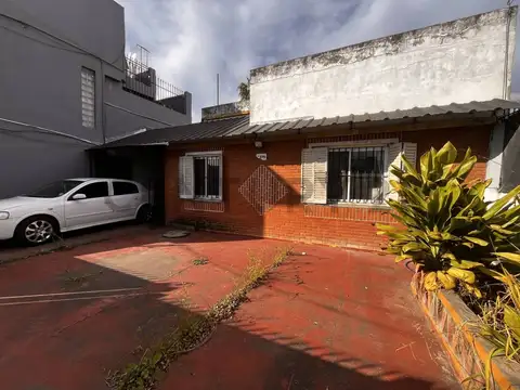VENTA CASA MULTIFAMILIAR EN LOTE PROPIO CON GALPÓN - A RECICLAR