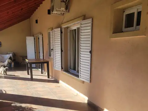 CASA QUINTA SOBRE LOTE DE 14X35 CON PARQUE Y PILETA