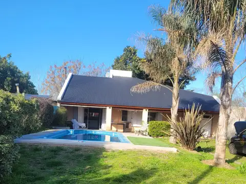 CASA QUINTA SOBRE LOTE DE 14X35 CON PARQUE Y PILETA