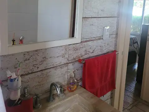 CASA QUINTA SOBRE LOTE DE 14X35 CON PARQUE Y PILETA
