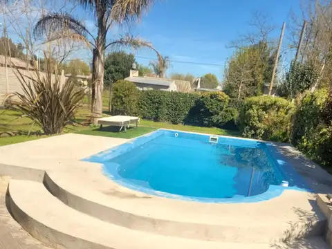 CASA QUINTA SOBRE LOTE DE 14X35 CON PARQUE Y PILETA