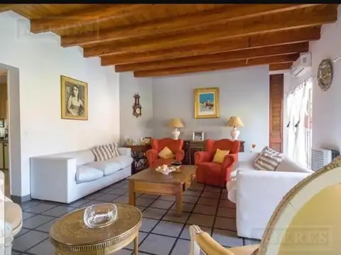 Casa en Venta con 3 cocheras