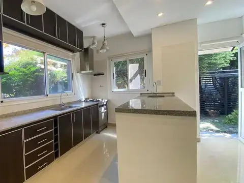 Casa 6 ambientes con 3 baños