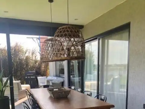 Casa en Alquiler con 2 cocheras