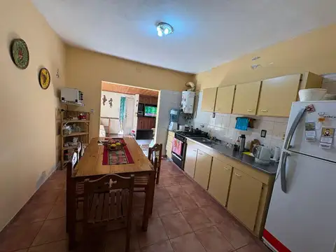 Casa 6 ambientes con 2 baños