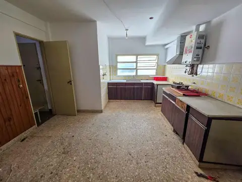 PH 3 AMB  1° PISO POR ESCALERA - COCHERA Y BAULERA