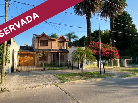 Excelente chalet 5 ambientes. Dos plantas, dormitorio en suite. Jardín con parrilla.