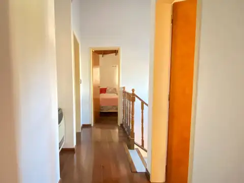 Excelente chalet 5 ambientes. Dos plantas, dormitorio en suite. Jardín con parrilla.