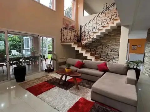 Casa 7 ambientes con 3 baños