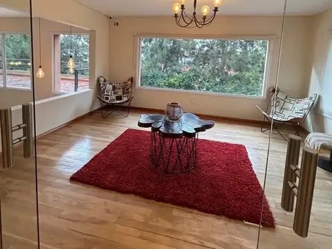 Casa en Venta con 3 cocheras