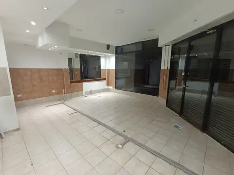 LOCAL EN PERON AL 1100  DE 65M2! VILLA LUZURIAGA