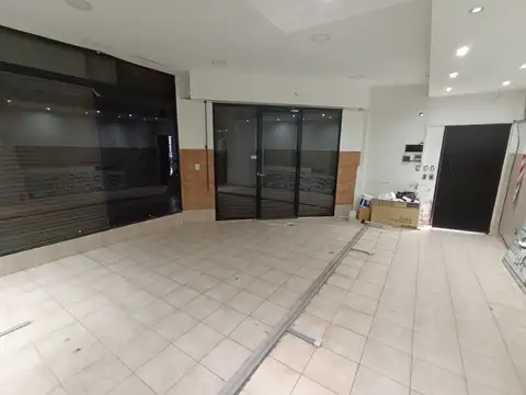 Local en Alquiler en Villa Luzuriaga, $ 900.000