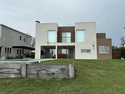 Casa 5 ambientes con 2 baños