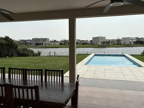 Casa en Alquiler con 1 cochera