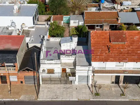Excelente Casa 3 amb. c/parque y cochera en Villa Luzuriaga