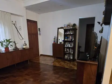 CASA TIPO CHALET EN PLANTA BAJA DE 3 AMBIENTES CON FONDO O PATIO EN VENTA. OLIVOS