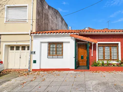 CASA TIPO CHALET EN PLANTA BAJA DE 3 AMBIENTES CON FONDO O PATIO EN VENTA. OLIVOS