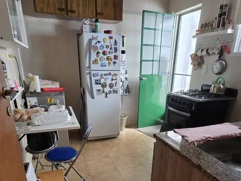 CASA TIPO CHALET EN PLANTA BAJA DE 3 AMBIENTES CON FONDO O PATIO EN VENTA. OLIVOS