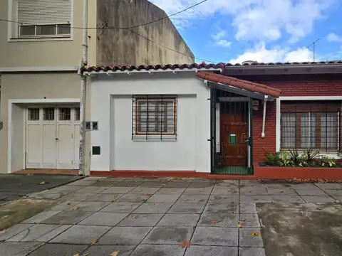 CASA TIPO CHALET EN PLANTA BAJA DE 3 AMBIENTES CON FONDO O PATIO EN VENTA. OLIVOS