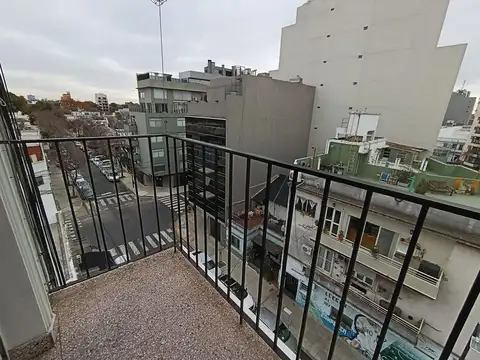 Departamento 3 ambientes. Frente con balcón.