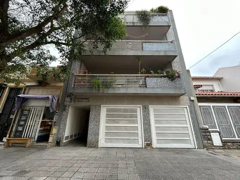 Hermoso 2 amb con patio y cochera cubierta!