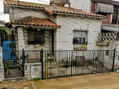CASA 3 AMBIENTES EN LOTE PROPIO DE 863X2 C PATIO Y TERRAZA