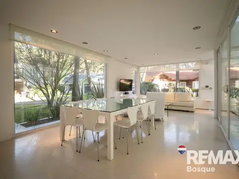 Casa en Venta con 2 cocheras