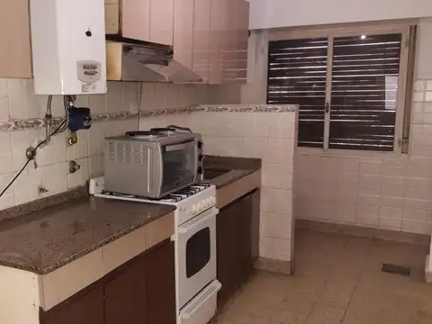 Muy buen departamento de tres ambientes al frente